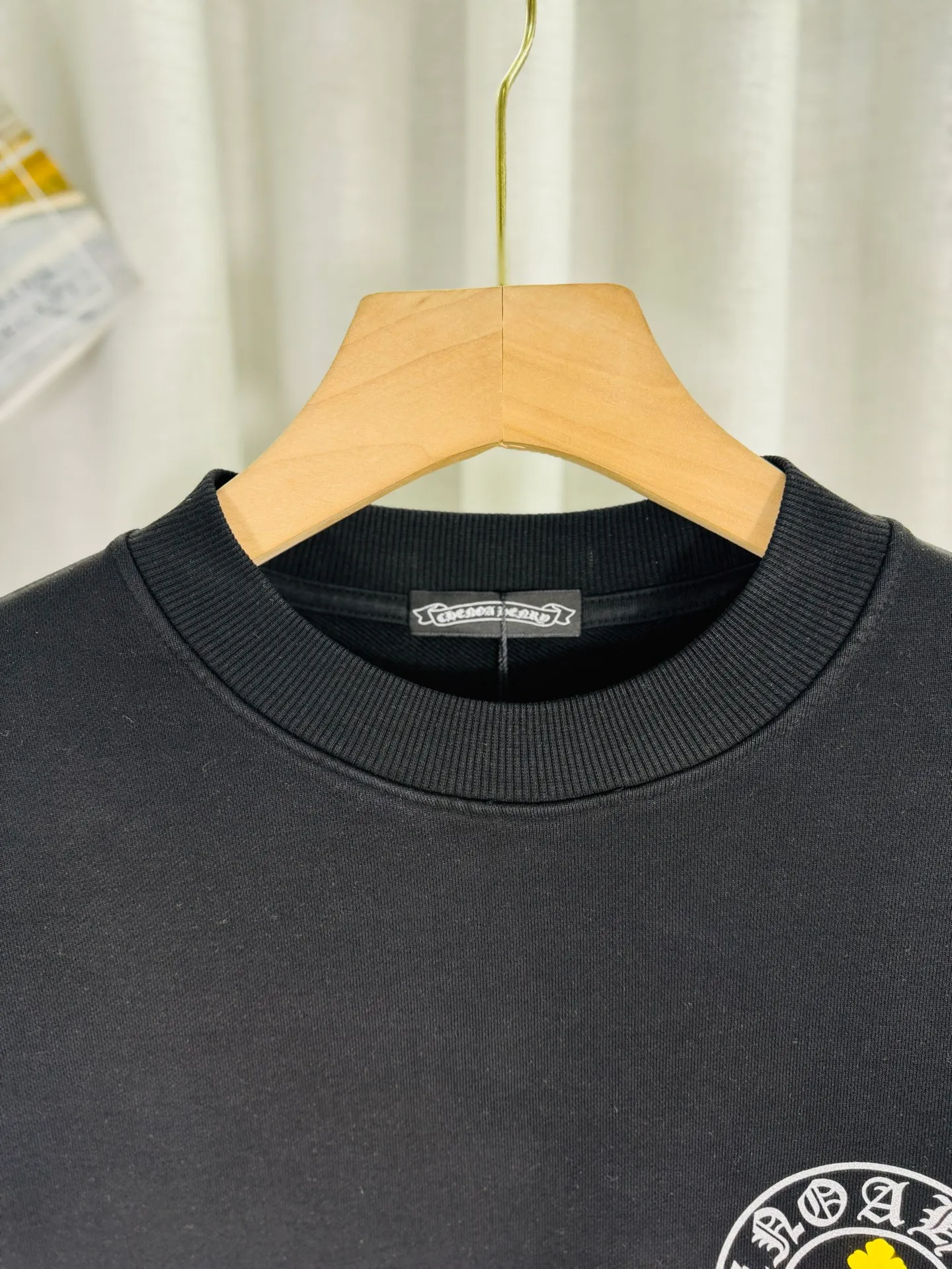 P250 top version, real shot without P, ​​different from market currency) 𝗖𝗵𝗿𝗼𝗺𝗲 𝗛𝗲𝗮𝗿𝘁𝘀/Cro Heart 2025 washed patch embroidery autumn and winter new original single counter American laser burnt 3D three-dimensional color embroidered couple casual sweatshirt 👑The highest version! Customized fabric 420g tripe terry fabric! American acid-washed and distressed original fabric laser burnt ✟appliqué embroidery and exquisite embroidery of letters! The best-selling model in the counter, very comfortable to wear. Accessories: original molded and authenticated collar label➕100% silk wash label. Genuine purchase-grade original hangtag➕matching hanging rope➕3D hanging beads➕original packaging bag. Craftsmanship: The original version has consistent wiring! The highest version of the armhole matching technique! Color: Pink Black Size: S M L XL Style No.: 9316